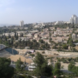 Brechat Ha-Sultan - czyli "basen" Sultana, obecnie - miejsce dla eventów koncertowych. Otoczenie - miejsce zwane w Biblii "Gehenna", czyli Dolina Hinnom