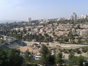 Brechat Ha-Sultan - czyli "basen" Sultana, obecnie - miejsce dla eventów koncertowych. Otoczenie - miejsce zwane w Biblii "Gehenna", czyli Dolina Hinnom