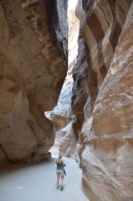 Niesamowite kolory skał. Wąwóz Al-Siq